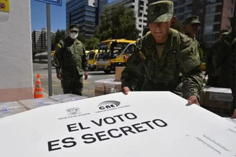 Inician elecciones locales y referéndum constitucional en Ecuador
