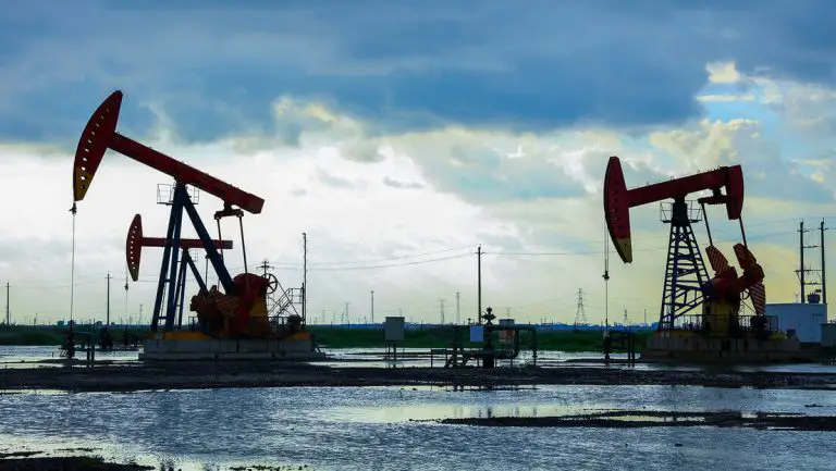 Rusia anuncia recorte de producción de petróleo 