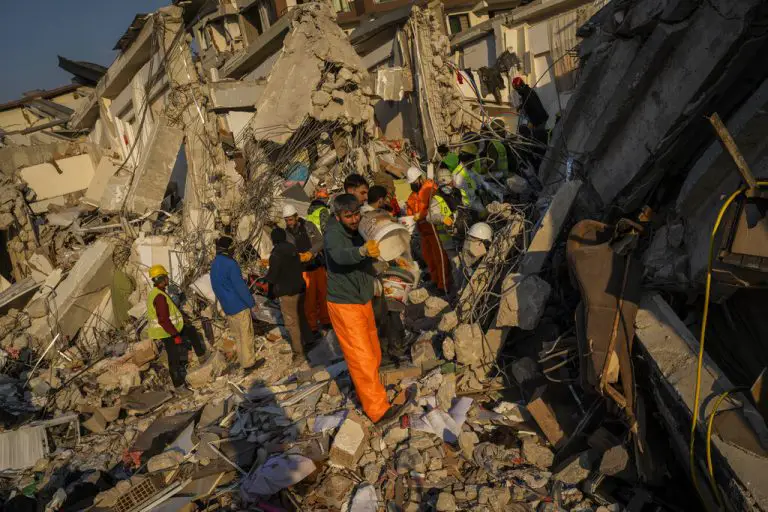 Suben a 25.000 muertos por terremotos en Turquía y Siria