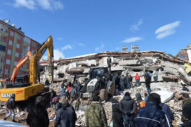 Cifra de muertos por terremotos en Turquía supera los 18.000