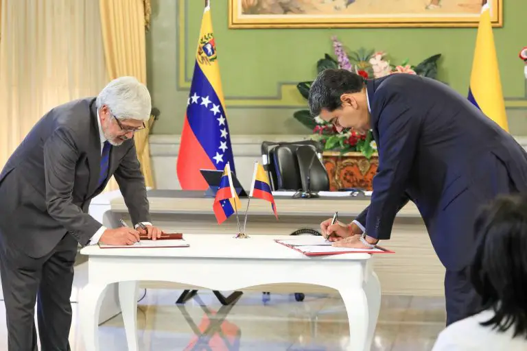 Venezuela y Colombia firman acuerdo para impulsar inversiones