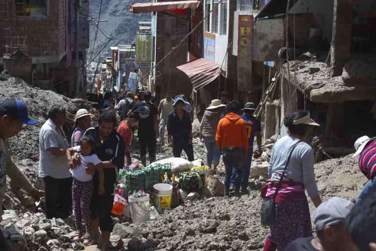 Cinco aldeas mineras de Perú entre escombros por alud
