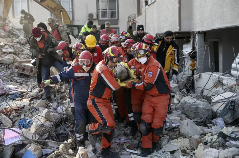 Aumenta a 35.000 muertes por terremotos en Turquía y Siria