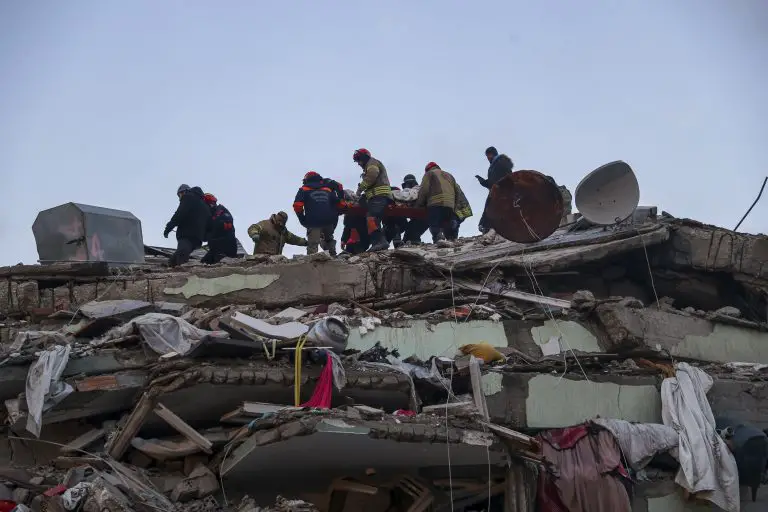 Turquía: Rescatistas encuentran sobrevivientes a 5 días del sismo