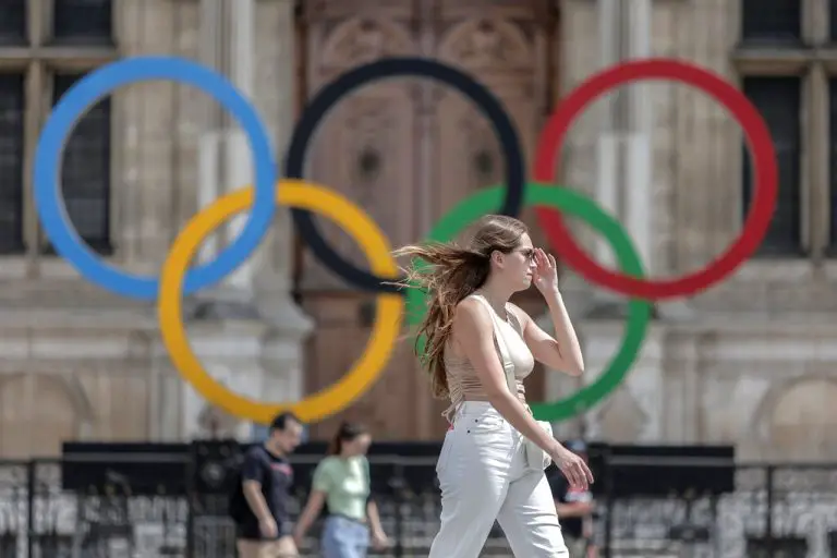 Alcaldesa de París apoya veto a deportistas rusos