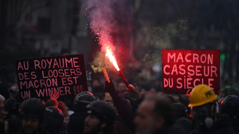 Francia aumenta edad de jubilación a 64 años pese a protestas