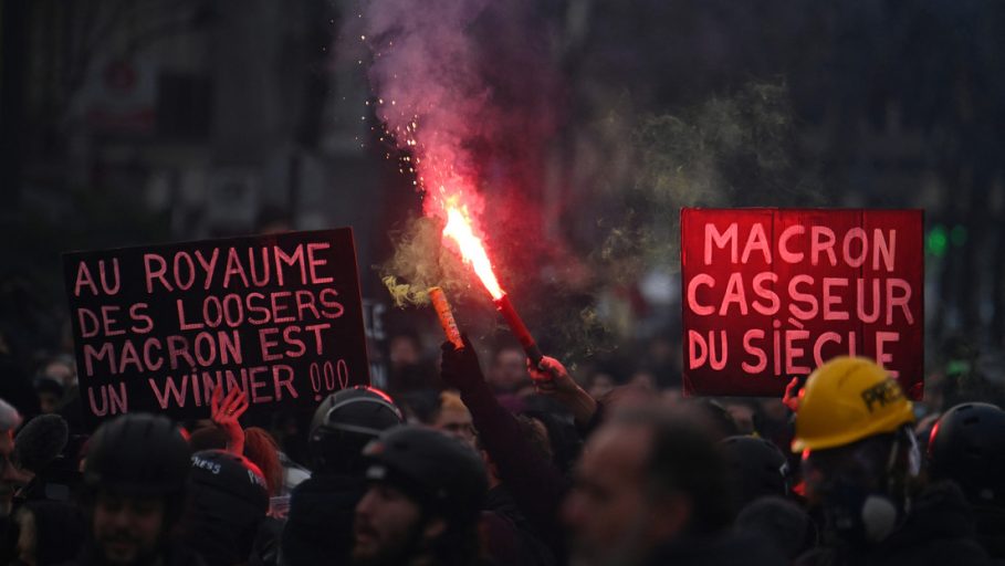 francia aumenta edad de jubilación a los 64 años pese a protestas