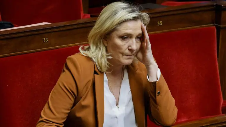 “Bofetada a la democracia”: Marine Le Pen pide dimisión de Macron y Borne