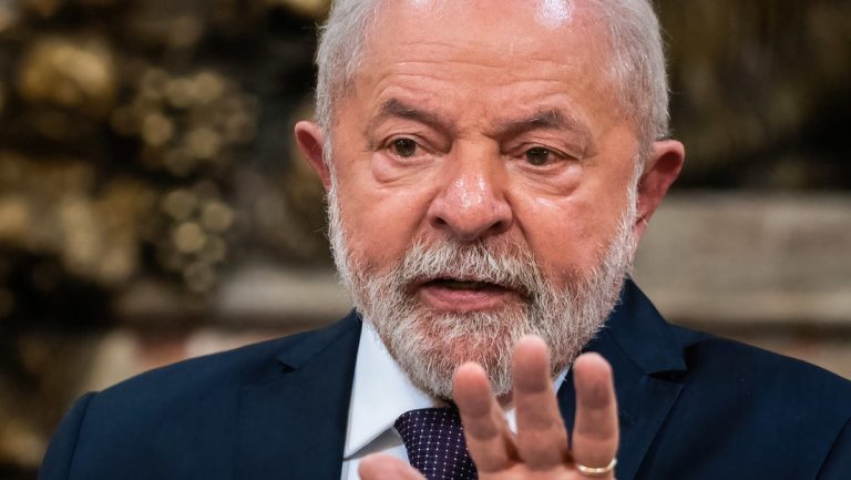 Lula llega a China para relanzar relaciones con Pekín