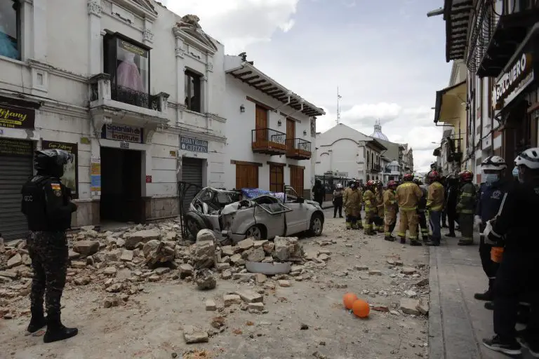 Fuerte sismo sacude costa de Ecuador y deja 4 fallecidos