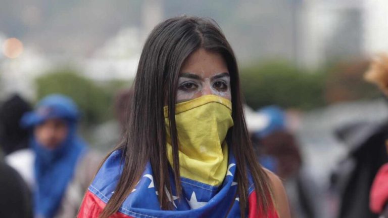 Mujeres venezolanas se alzan por estas peticiones