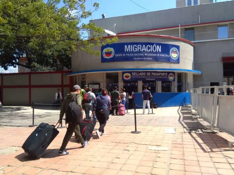 Para salir por Táchira se pagarán 10 UT por sellar el pasaporte