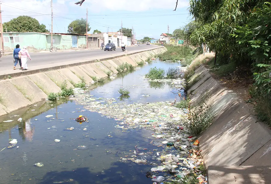 En la ciudad de Coro, la Quebrada de Chabe se ha convertido en un problema debido a la basura arrojada por vecinos cercanos.