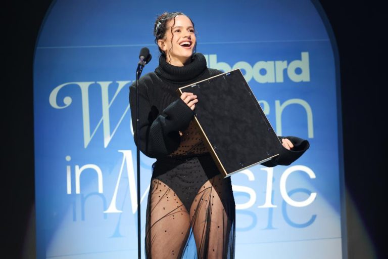 Rosalía ganó como Productora del Año en los Billboard femeninos