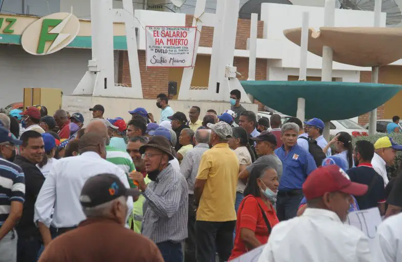 Salarios dignos ya, insisten los empleados públicos activos, jubilados y pensionados en la ciudad de Coro, quienes este jueves 9 de marzo, llevaron a cabo una concentración en el sector Tres Platos.
