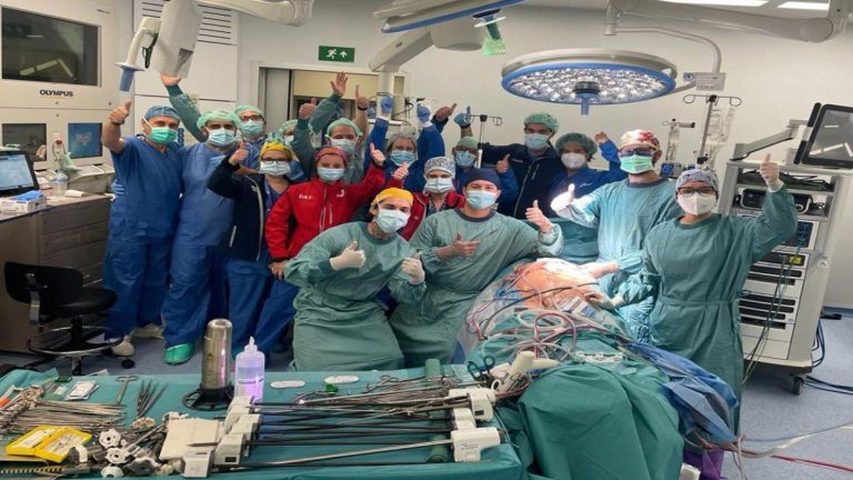 Médico venezolano realiza el primer trasplante de pulmón con robótica en España