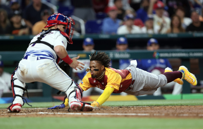 En el Clásico Mundial de Béisbol Venezuela ganó ante Puerto Rico en un choque tenso y de poder ofensivo entre ambos equipos.
