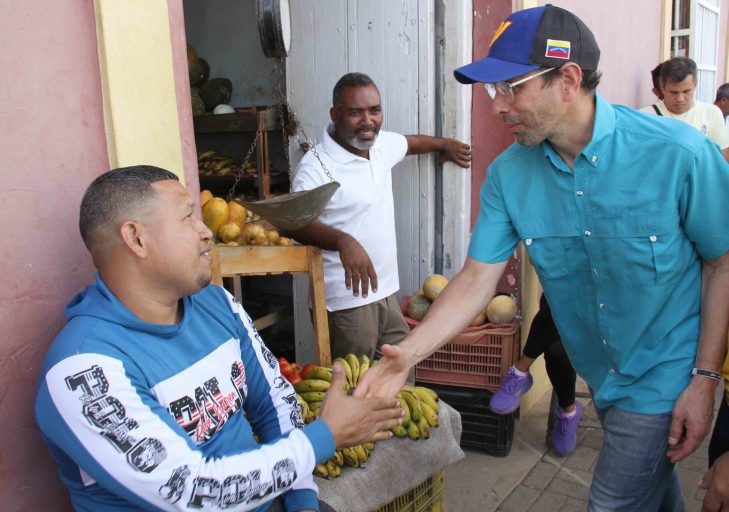 En una parada de su gira, Henrique Capriles, visitó Santa Cruz de Bucaral, Churuguara y La Vela de Coro.