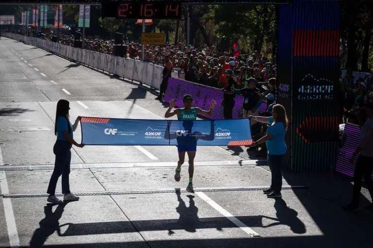 Falconiana Magaly García bate récord en Maratón CAF 2023