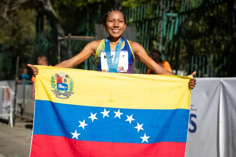 Falconiana Magaly García bate récord en Maratón CAF 2023