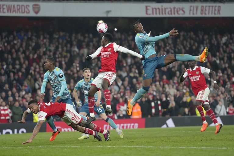 Fútbol de Europa- Eddie Nketiah del Arsenal cabecea el balón frente a jugadores del Southampton en el encuentro de la Liga Premier el viernes 21 de abril del 2023