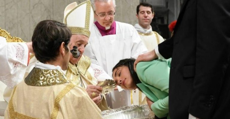El papa bautizó a una venezolana durante la Vigilia Pascual