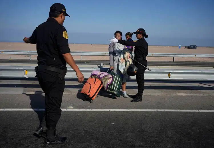 Amarga realidad de los migrantes venezolanos en la frontera entre Chile y Perú