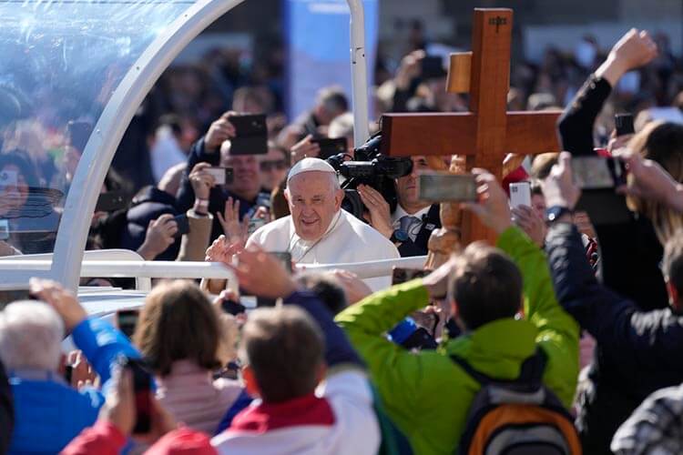 Fieles acuden al Danubio para la misa del Papa en Hungría