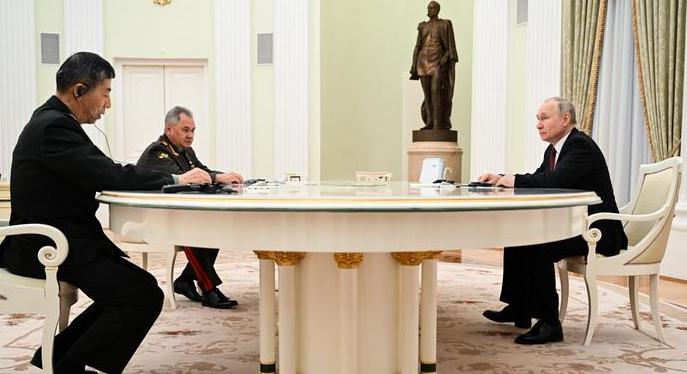 Putin se reúne con ministro de defensa de China