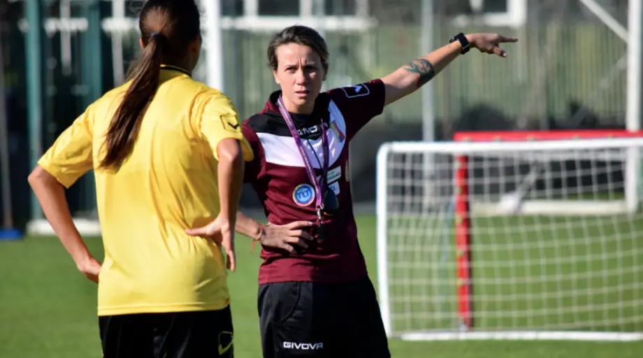 Vinotinto-femenina-de-pamela-conti-en-los-juegos-del-alba.