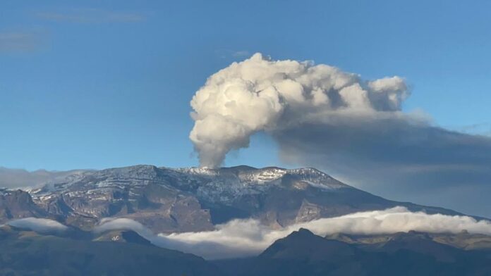 Colombia: Dos pueblos afectados con cenizas del volcán Nevado