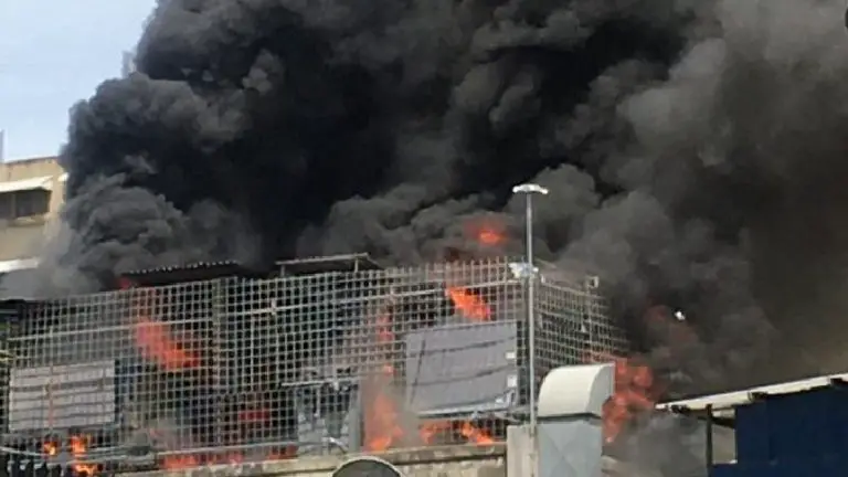 27May | Fuerte incendio se registró en supermercado de La Urbina