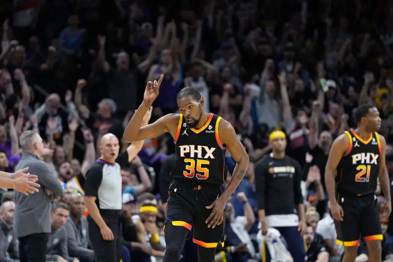 Booker y Durant lucen por Suns, que iguala serie a Nuggets