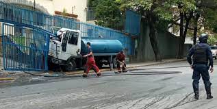 Cisterna con combustible chocó contra un muro en Caracas