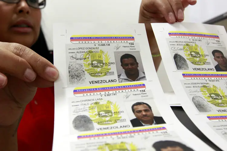 Colombianos compran cédulas venezolanas falsas