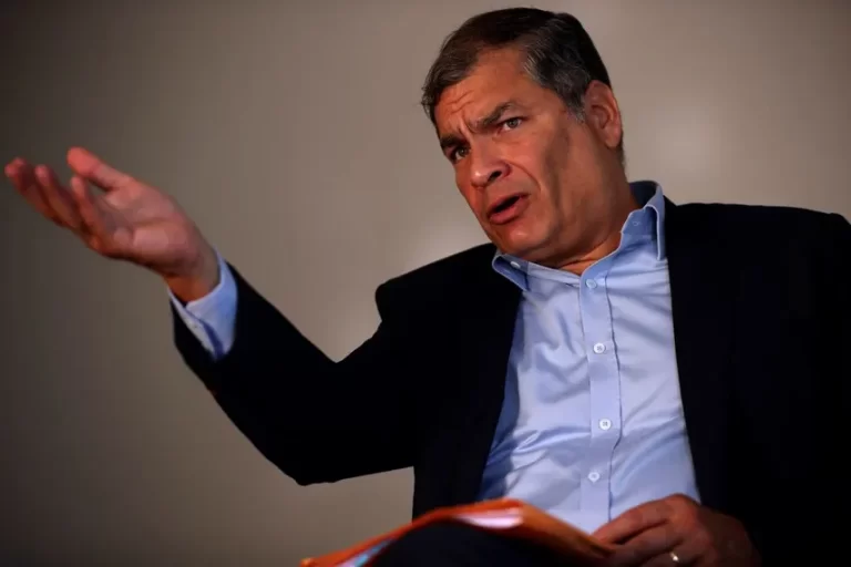 Rafael Correa califica de “ilegal” la disolución del Parlamento en Ecuador