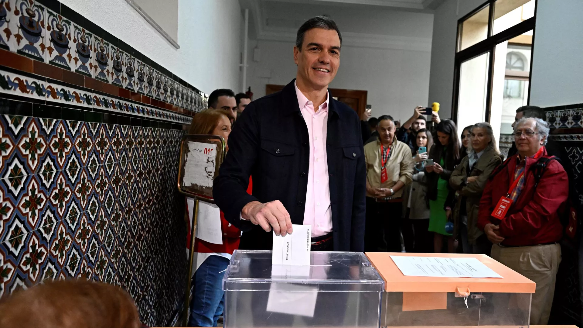 España vota en las elecciones autonómicas y municipales