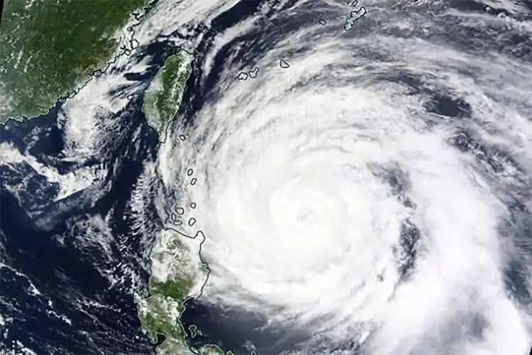 Miles de evacuados en Filipinas antes de la llegada del tifón Mawar