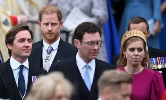 El príncipe Harry en segundo plano en la coronación de Carlos III