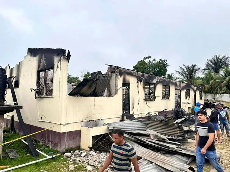 Mueren 19 niños por incendio en escuela en Guyana