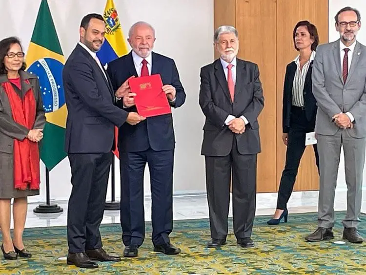 Lula recibió cartas credenciales del embajador de Venezuela