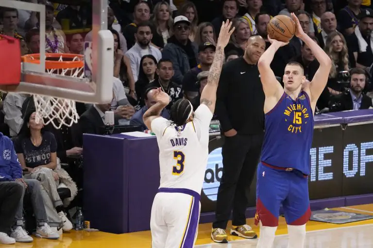 Nuggets derrota a los Lakers y está a un paso de las finales