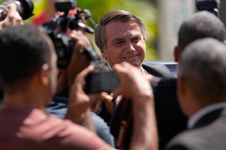 Policía de Brasil allana vivienda de Bolsonaro por caso de vacunas