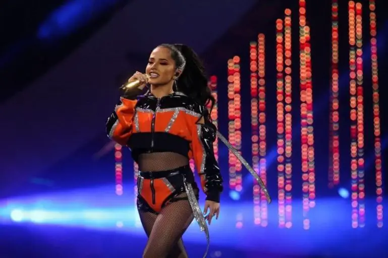 becky-g-cumple-su-sueno-al-anunciar-su-primera-gira-profesional
