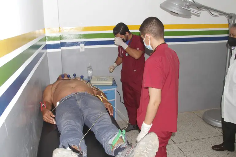 Pacientes se chequean la tensión en clínica popular de Cruz Verde