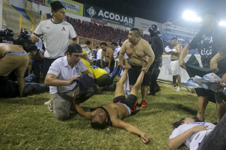Estampida deja 12 muertos en partido de fútbol en El Salvador