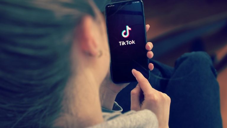 Se firma ley que prohíbe TikTok en universidades en Florida