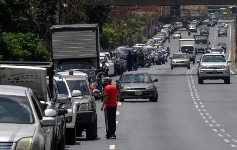 Caracas también presenta colas por gasolina