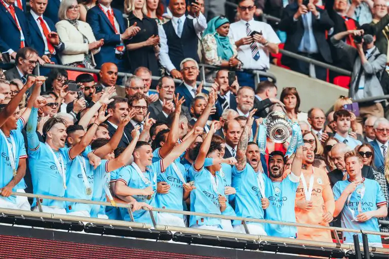 Manchester City alza la Copa FA