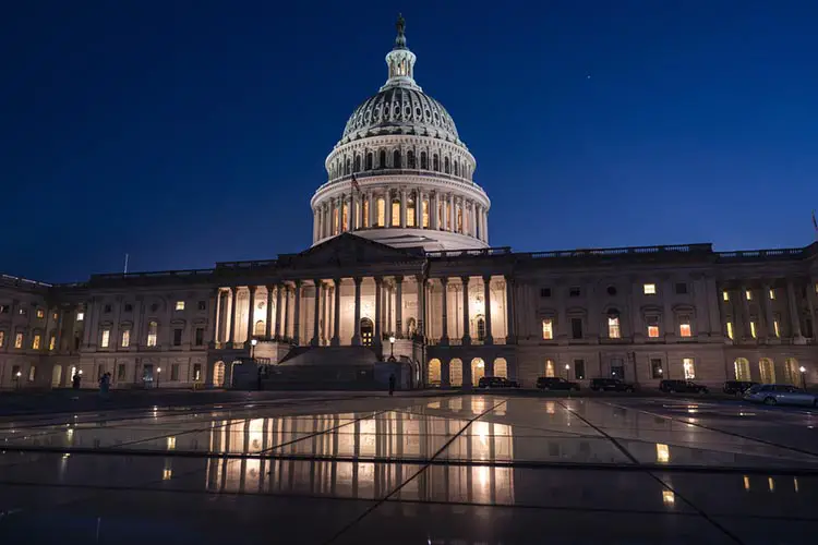 Senado de EE. UU. aprueba iniciativa para elevar tope de deuda